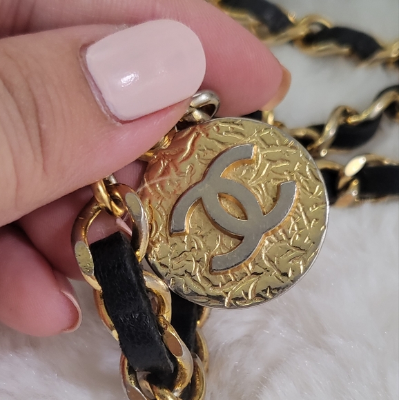 CHANEL 1982 Vintage Medallion Black Leather Chain Belt - Picture 7 of 13